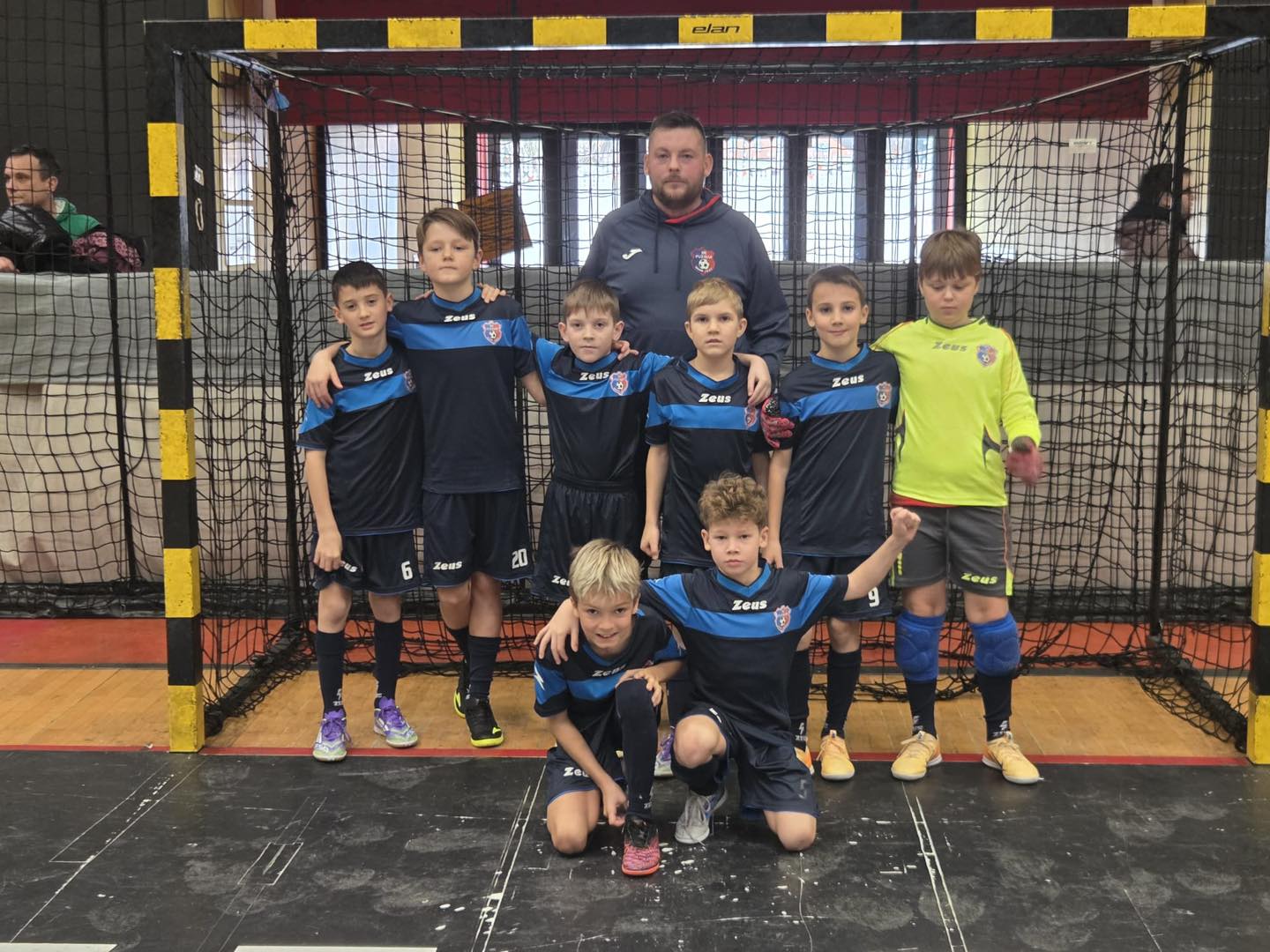 U11 ekipa s trenerjem na futsal turnirju